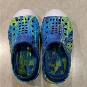 Kids lightweight Skechers slip on shoes. Great for summer wear, water play.